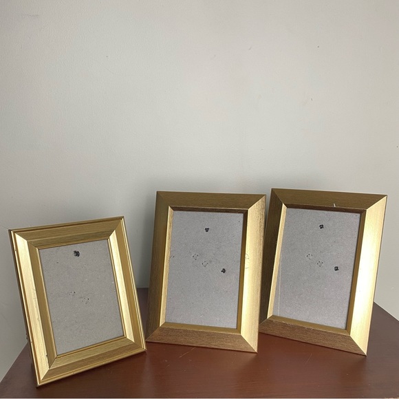 A set of 3 Gold plastic photo frames with glass inserts. - Picture 3 of 10